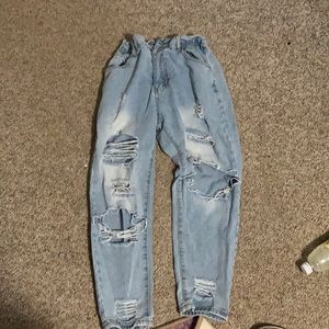 i’m selling this rip jeans. they are so cute and i have not worn them.